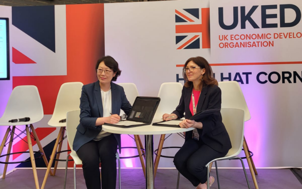 Jo Key, Director General, Regeneration, Housing and Planning at the Ministry of Housing, Communities and Local Government signs a partnership with Wei Yang from Digital Task Force for Planning, at UKREiiF 